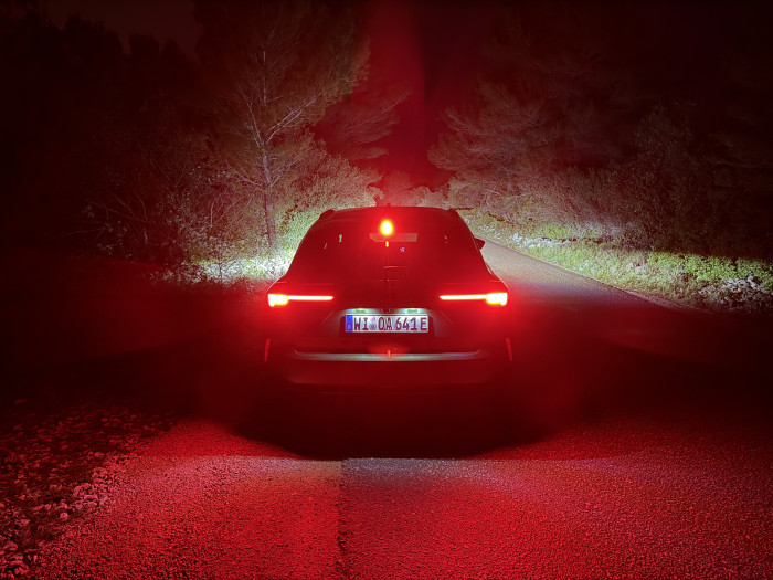 Trotz markanter Heckleuchten kann man noch gut die Lichtkegel in der Front erkennen. (Bild: Dirk Kunde)